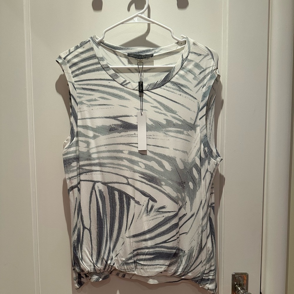 Sleeveless, fern patterned t-shirt.